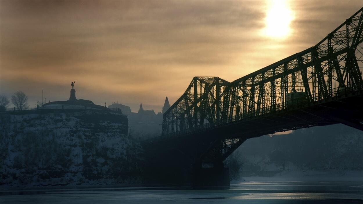 Le pont Alexandra passe au dessus de la rivière des Outaouais et relie Ottawa à Gatineau.