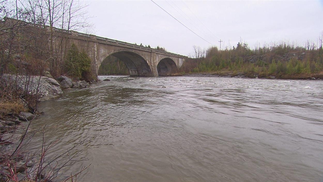 Le pont Arthur-Bergeron vu d'une des berges de la rivière.