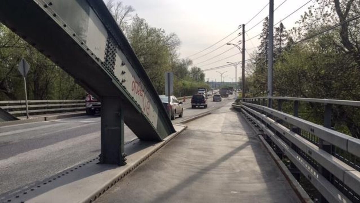 Des automobiles font la file pour emprunter le pont de la 108 près de l'Université Bishop's. Des automobiles font la file pour emprunter le pont de la 108 près de l'Université Bishop's.