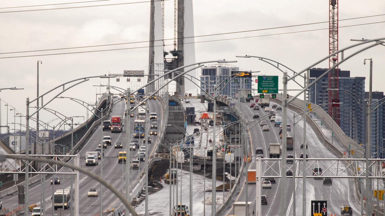 Circulation sur le nouveau pont Samuel-De Champlain.