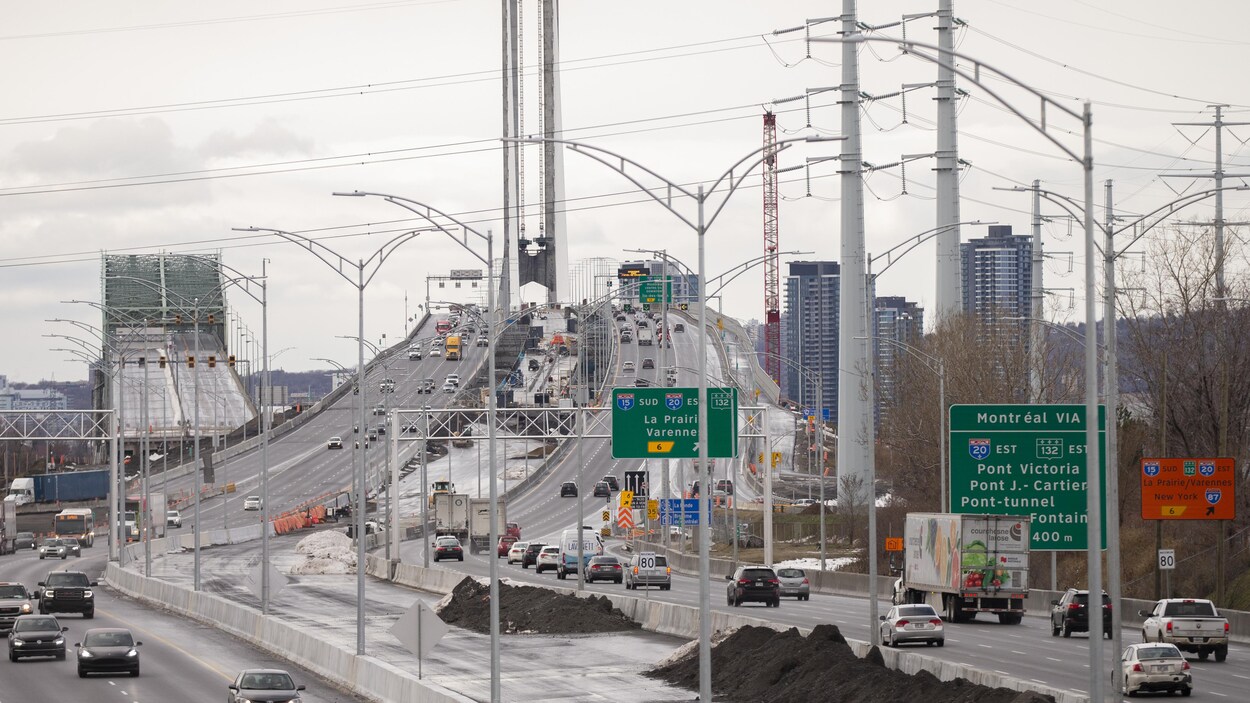 Circulation sur le pont Samuel-De Champlain.