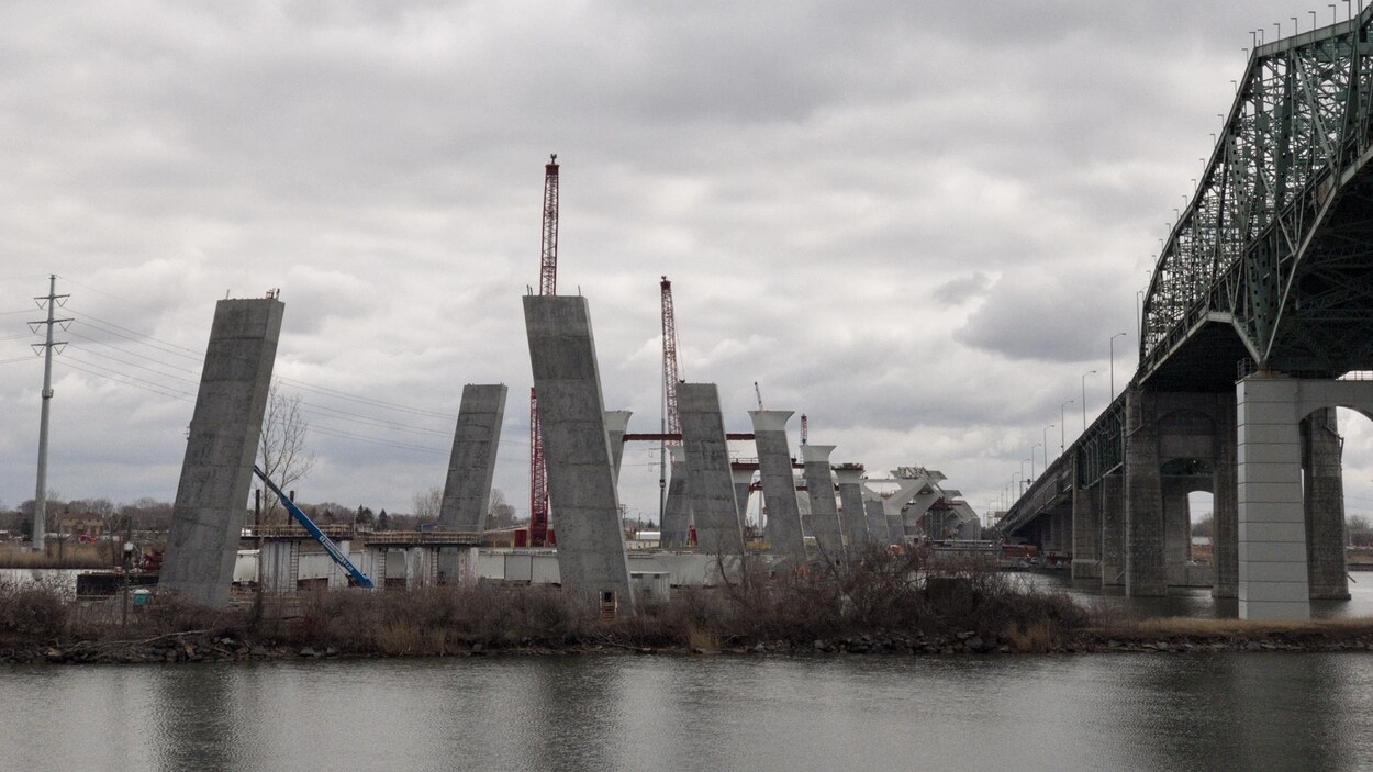 Les piliers en béton du nouveau pont Champlain.