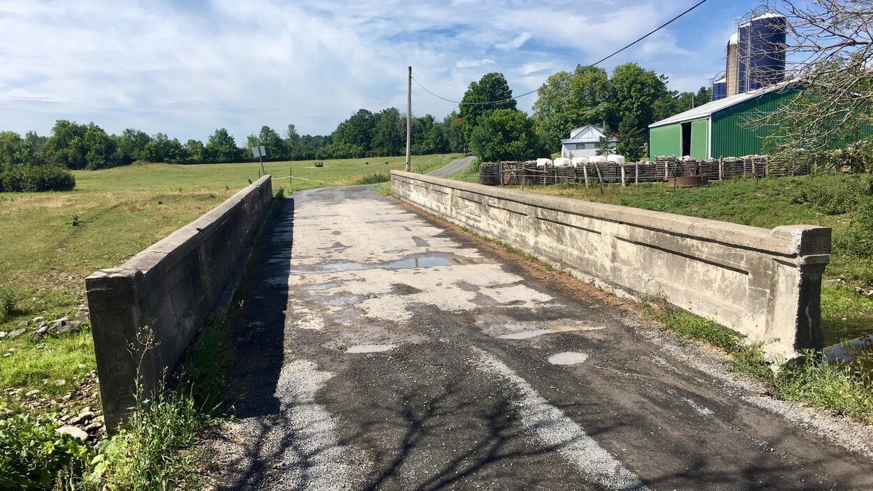 Un pont en béton dans un milieu agricole