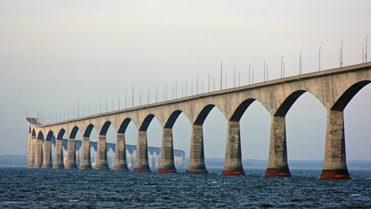 Le pont de la Confédération baigne dans le détroit de Northumberland.