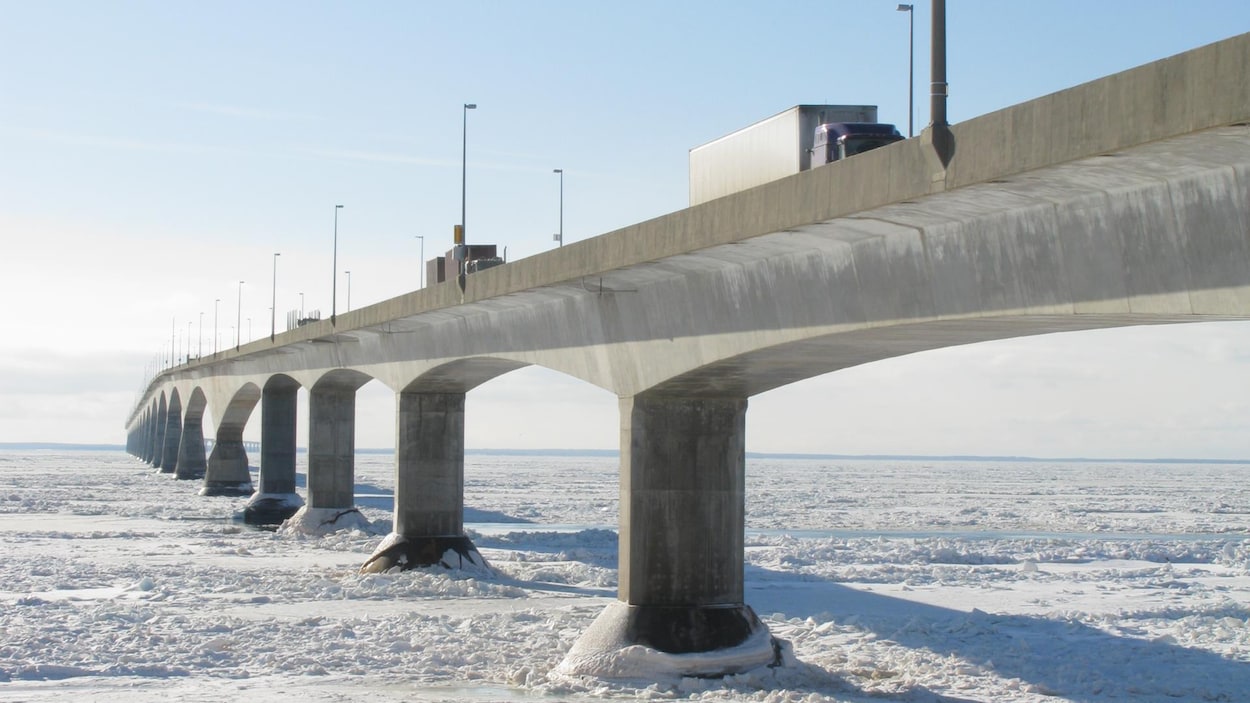 Des camions circulent sur le pont de la Confédération.