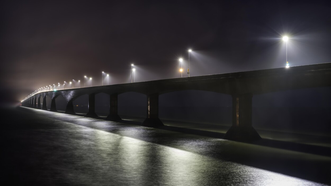 Le pont de la Confédération illuminé le soir.