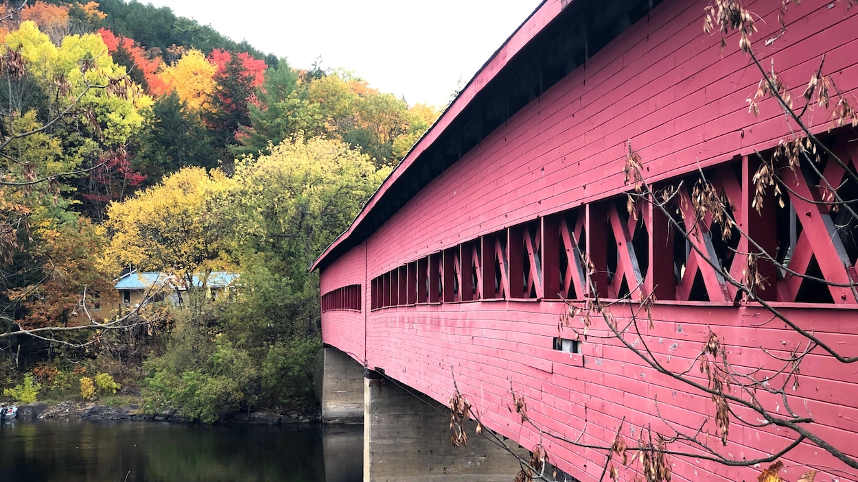 Le pont enjambe la rivière Gatineau, vers des arbres aux coloris automnaux.