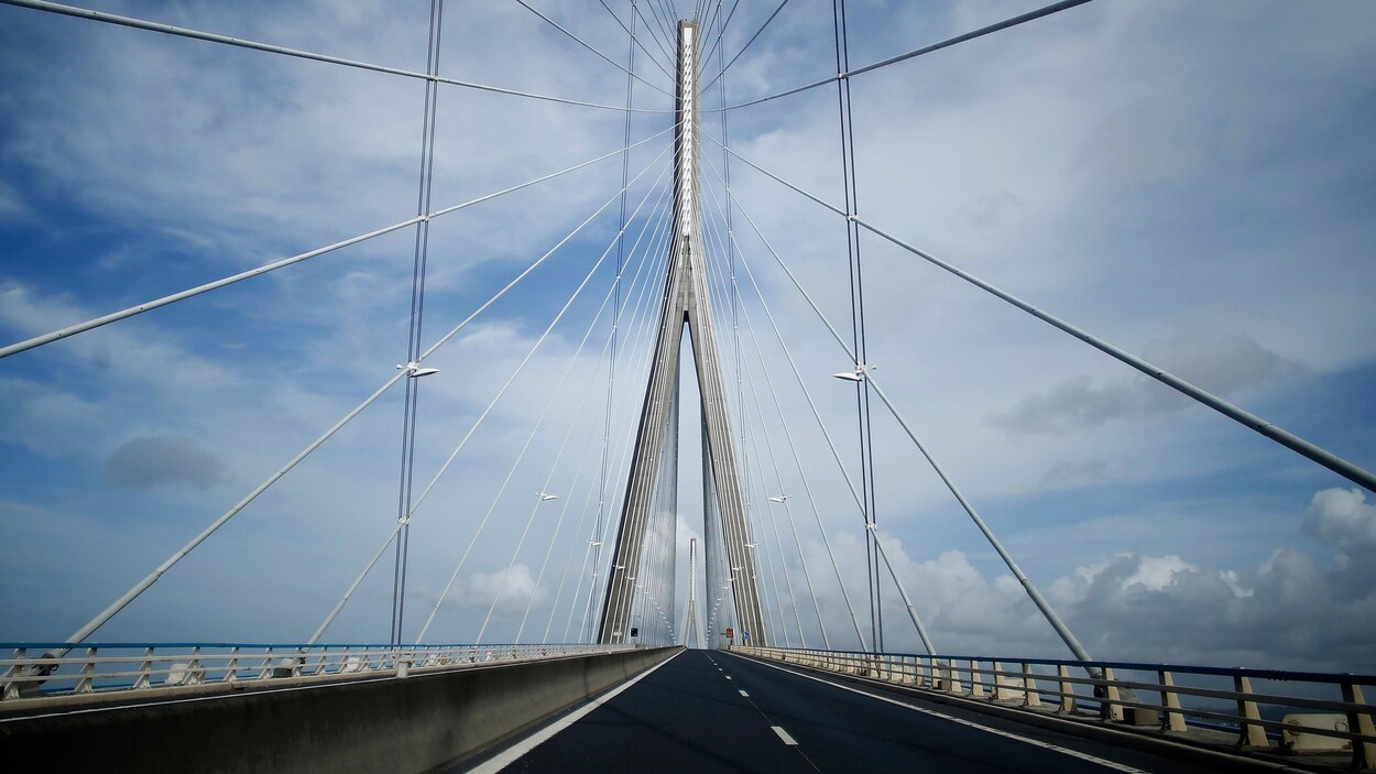 Vue du pont à partir de la route.