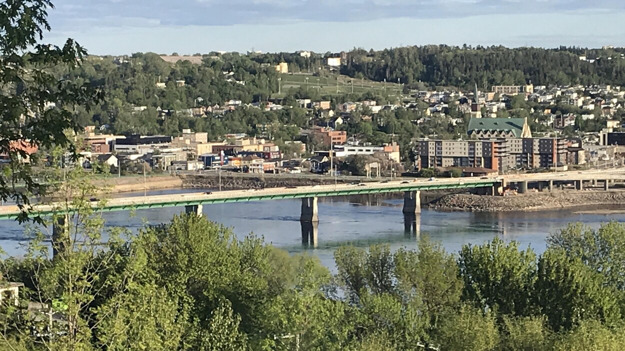 Le pont et la ville en arrière-plan.