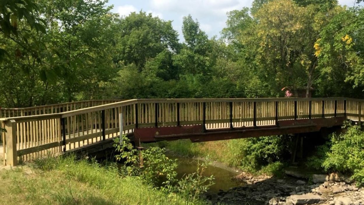 Un pont dans le parc Tétrault, à La Broquerie.