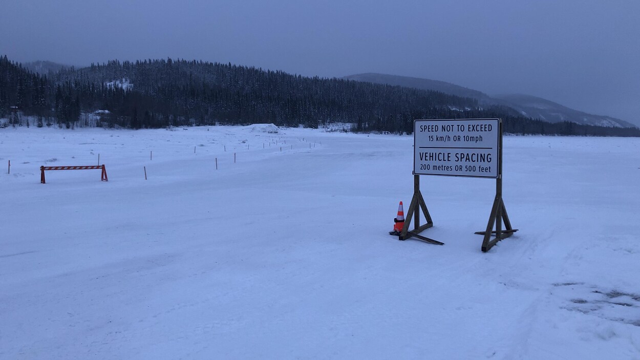 Une affiche est posée sur un bout de glace.