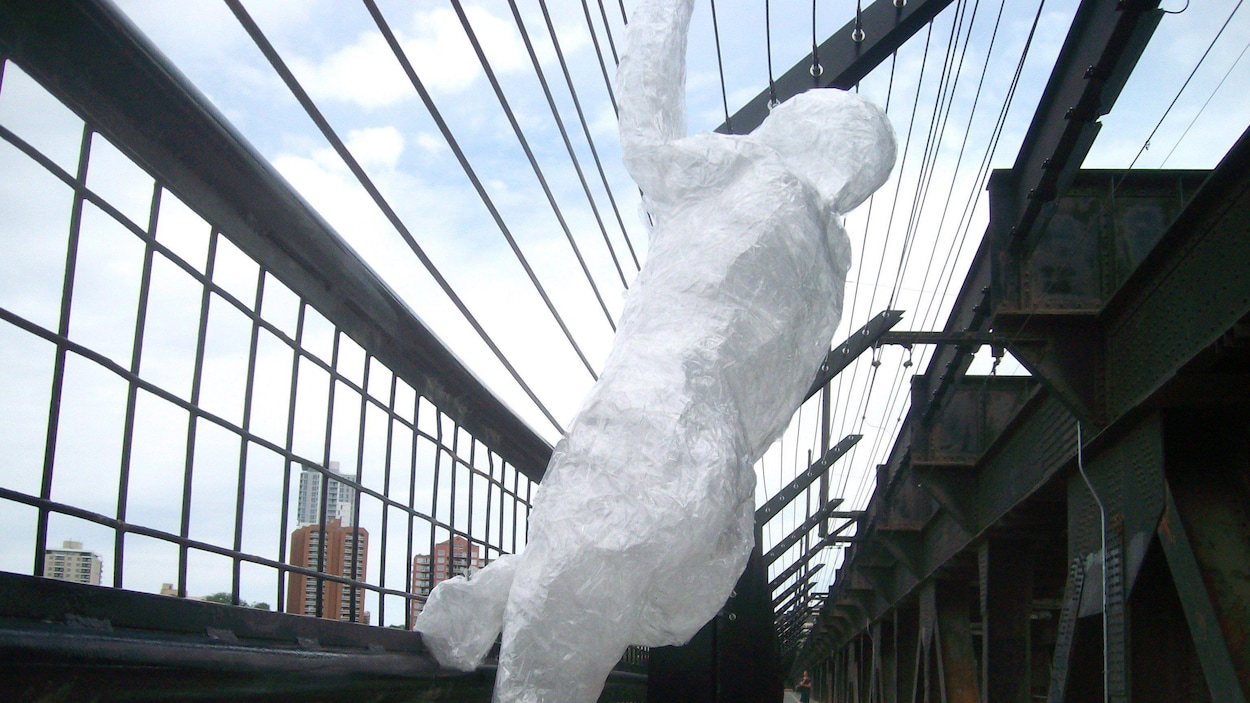 Une sculpture blanche s'accroche à la barrière anti-suicide du pont High Level, à Edmonton.