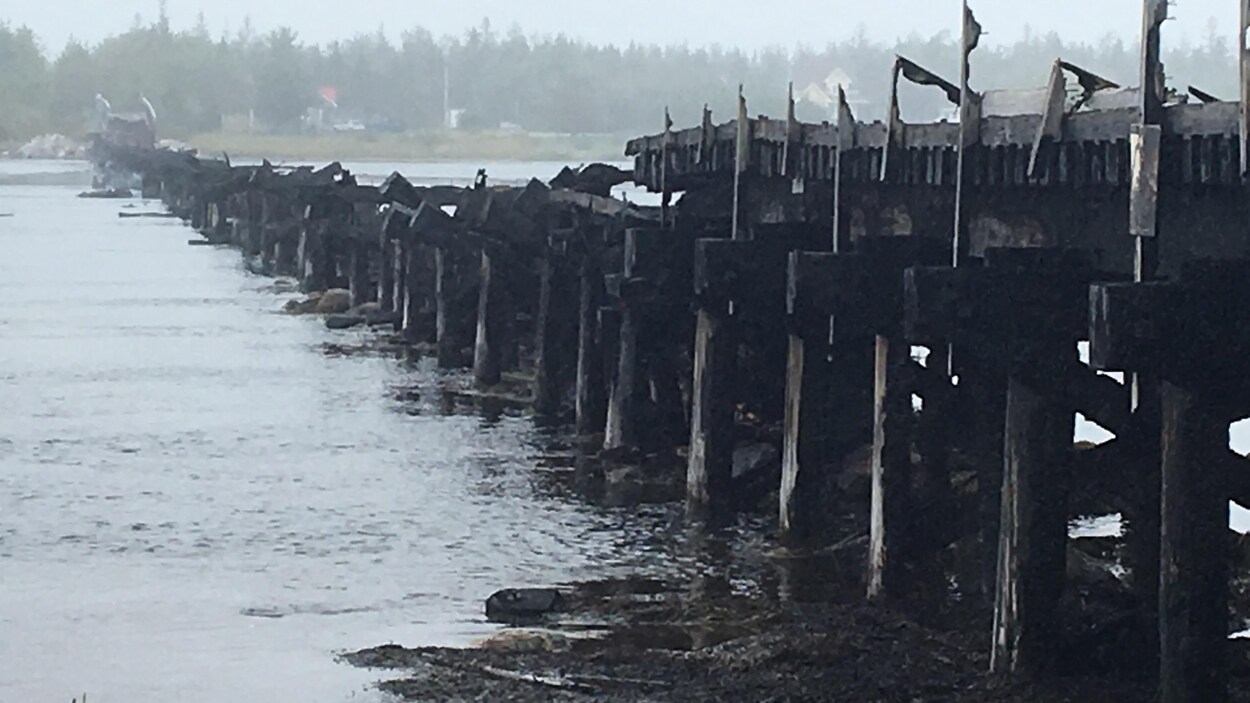 Pont incendié à Inkerman des entreprises s'attendent à une baisse d