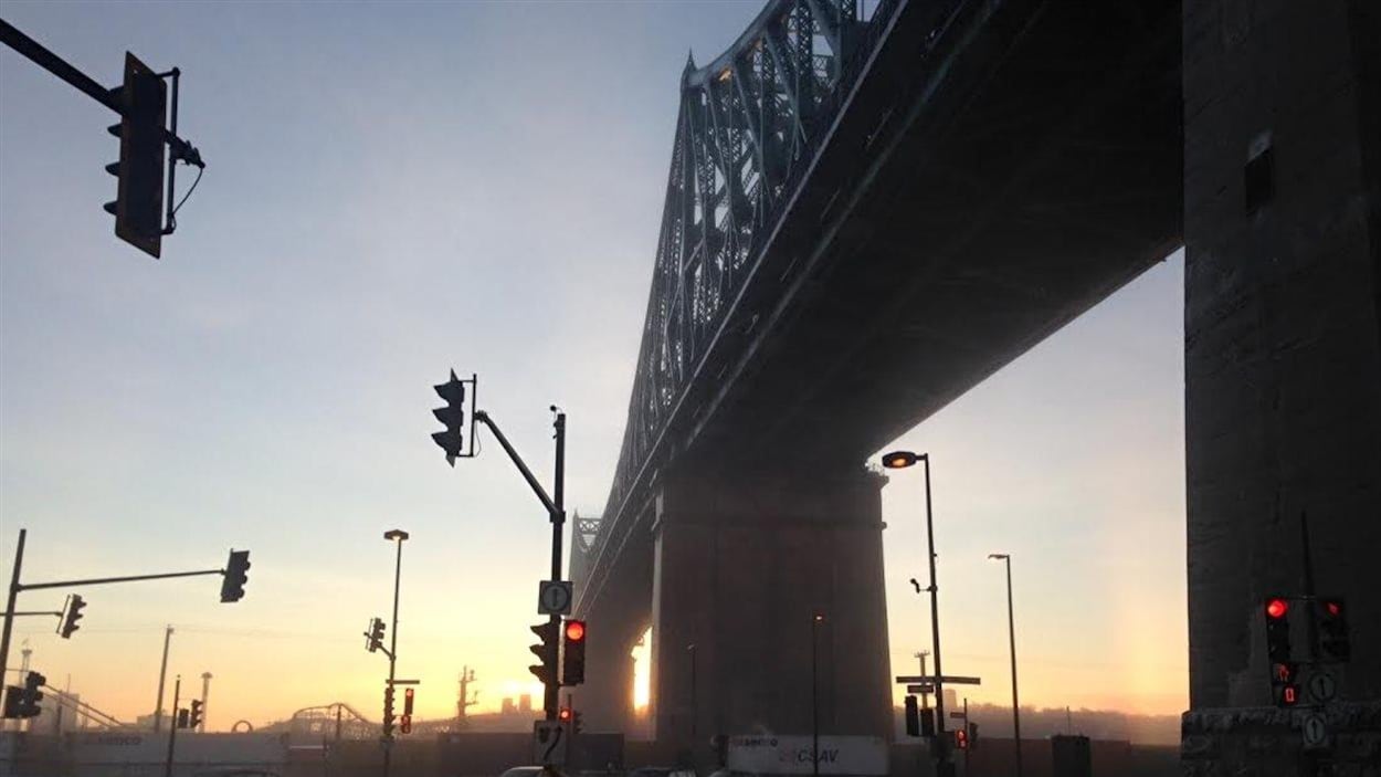 TROUVE la CHAISE et la SOUCHE près du pont Jacques Cartier de SHERBROOKE 16 juillet 2021  (Vue PSPNE) 6H03 CLIQUEZ POUR ZOOMER