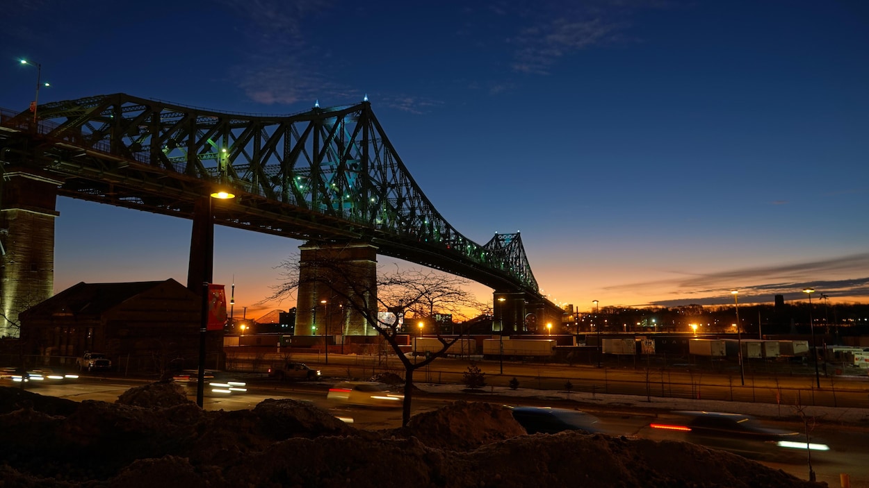 Le pont Jacques-Cartier est illuminé à l'aube.