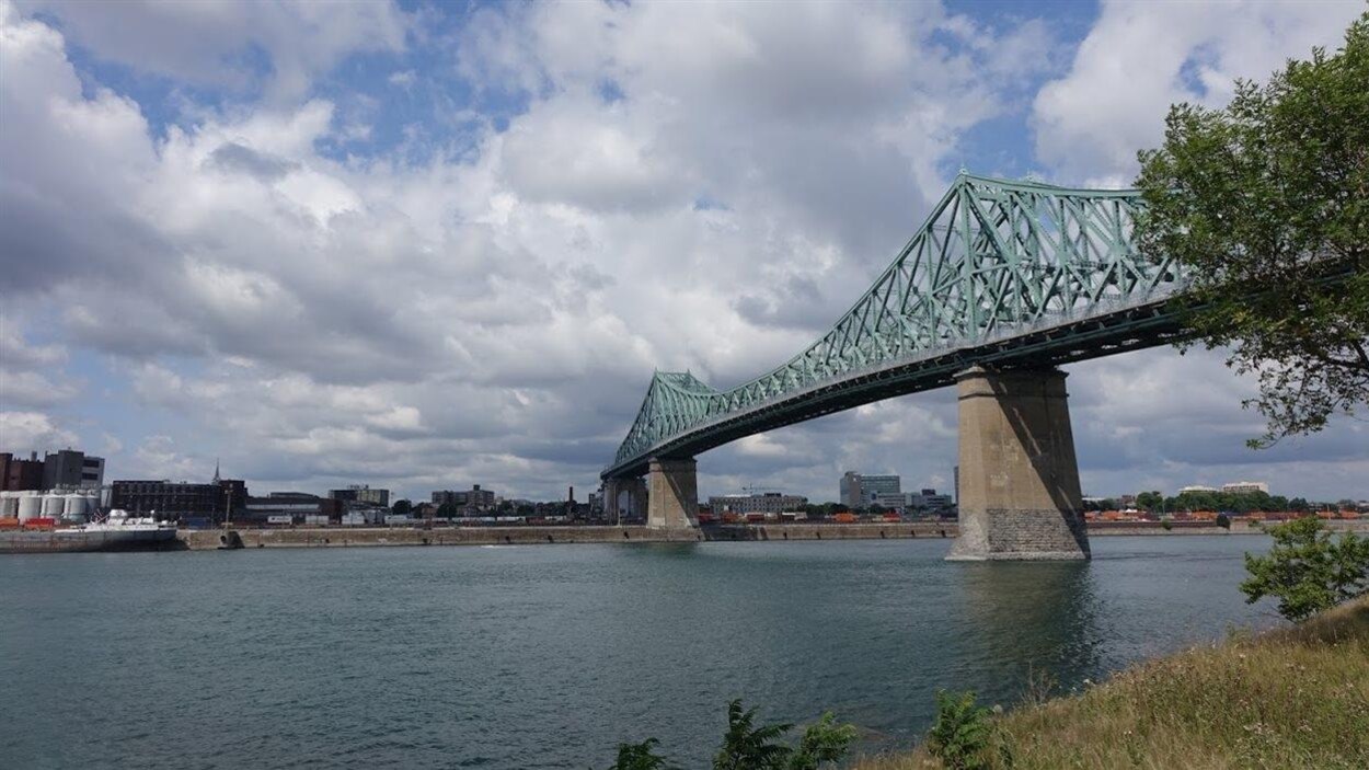 Le pont Jacques-Cartier, avec vue sur Montréal Le pont Jacques-Cartier, avec vue sur Montréal