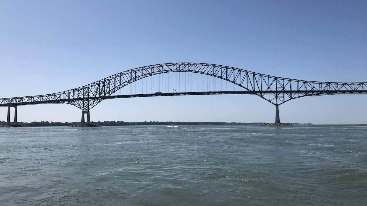 Photo de la structure du pont Laviolette prise à partir du fleuve Saint-Laurent, du côté est.