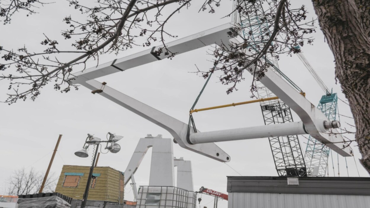 Une pièce soulevée par une grue