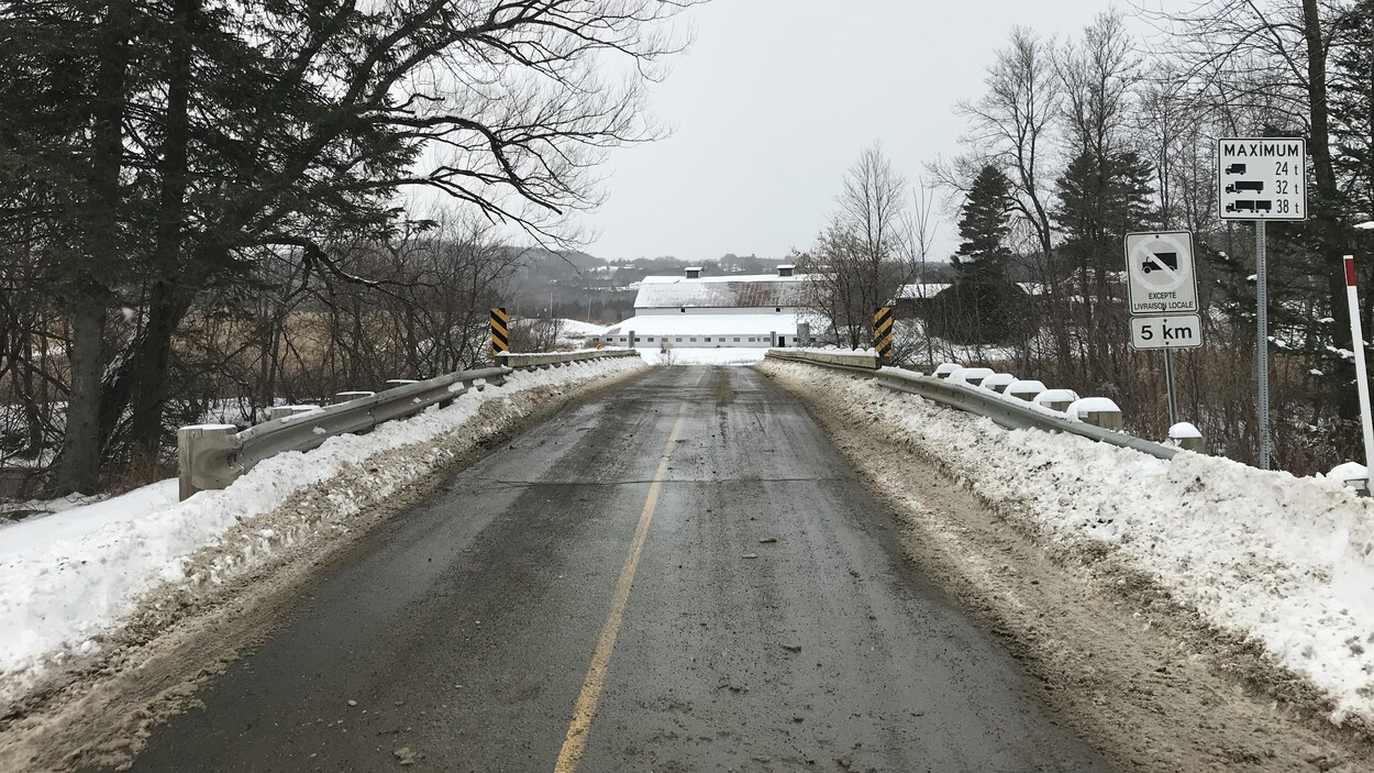 Le pont MacDonald en hiver.