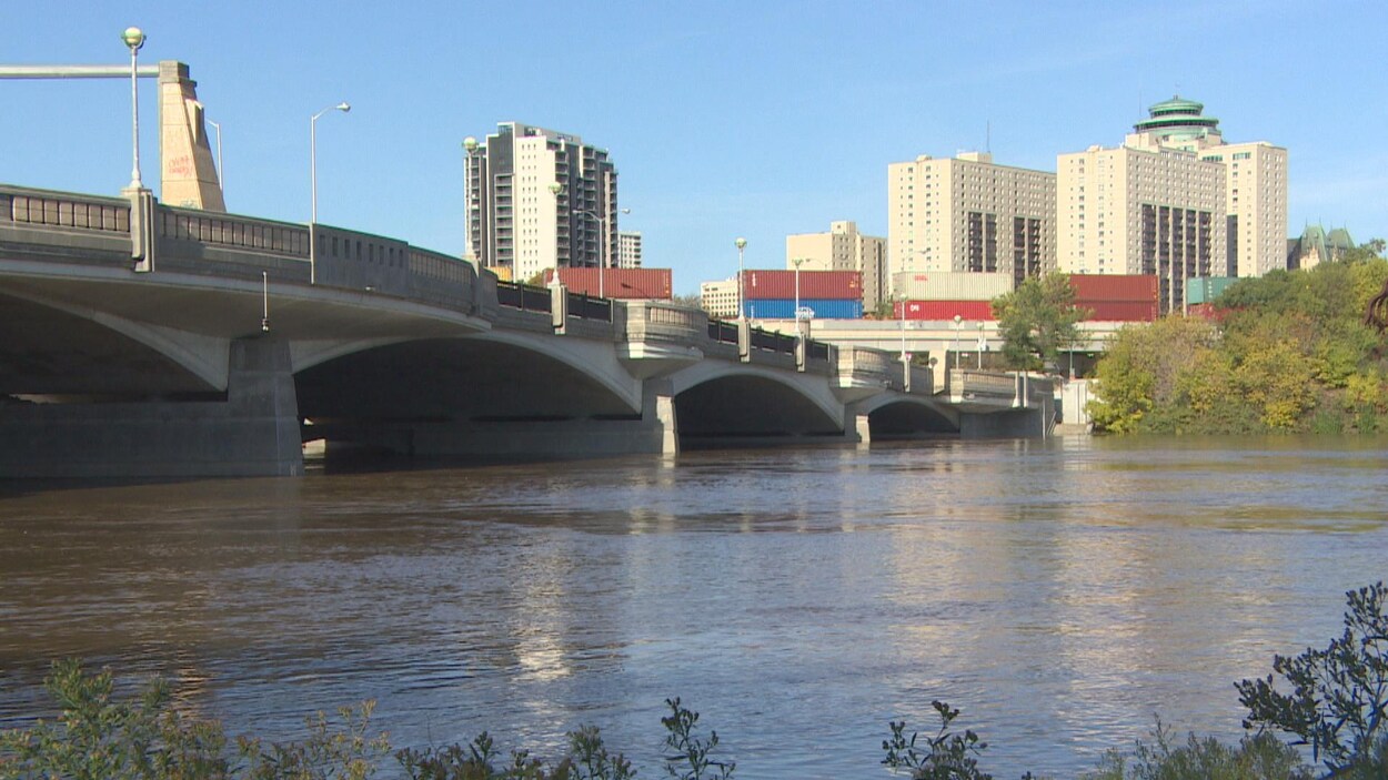 Photo du pont Norwood qui enjambe la rivière Rouge à Winnipeg.