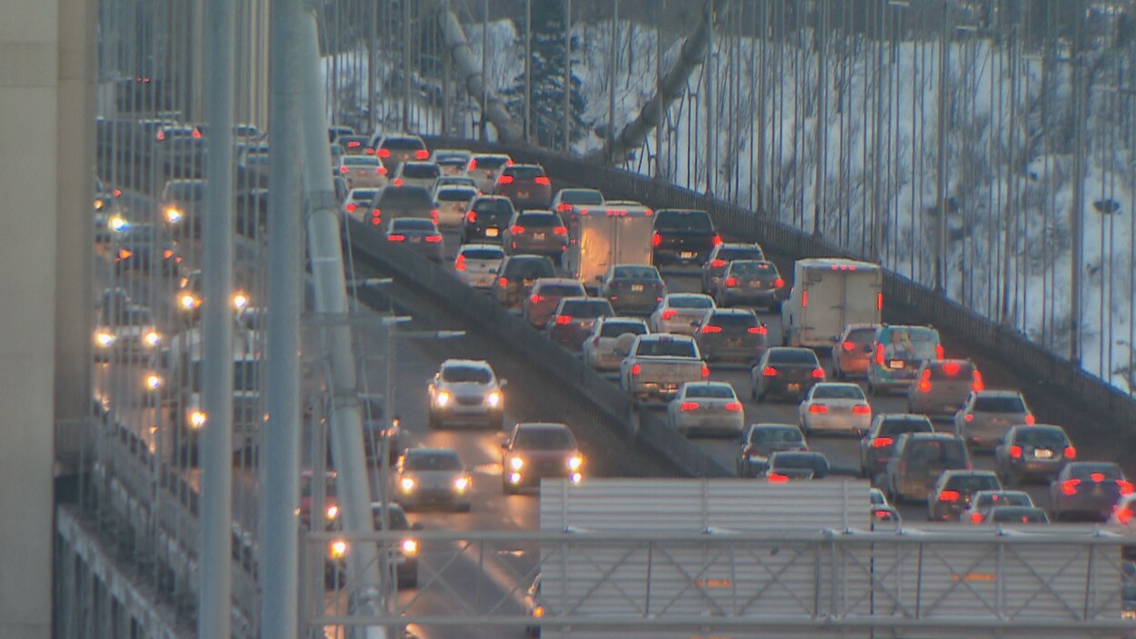 Des voitures circulent sur le pont Pierre-Laporte en hiver