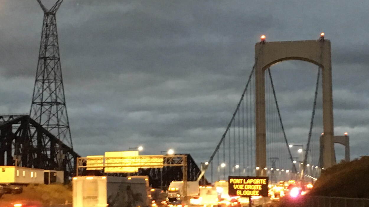 Une voie est fermée en direction sud sur le pont Pierre-Laporte.
