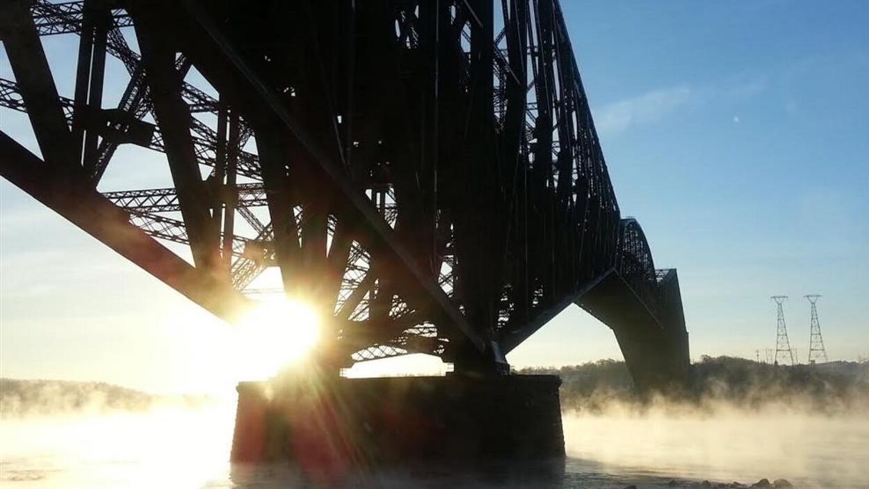 Le pont de Québec en hiver