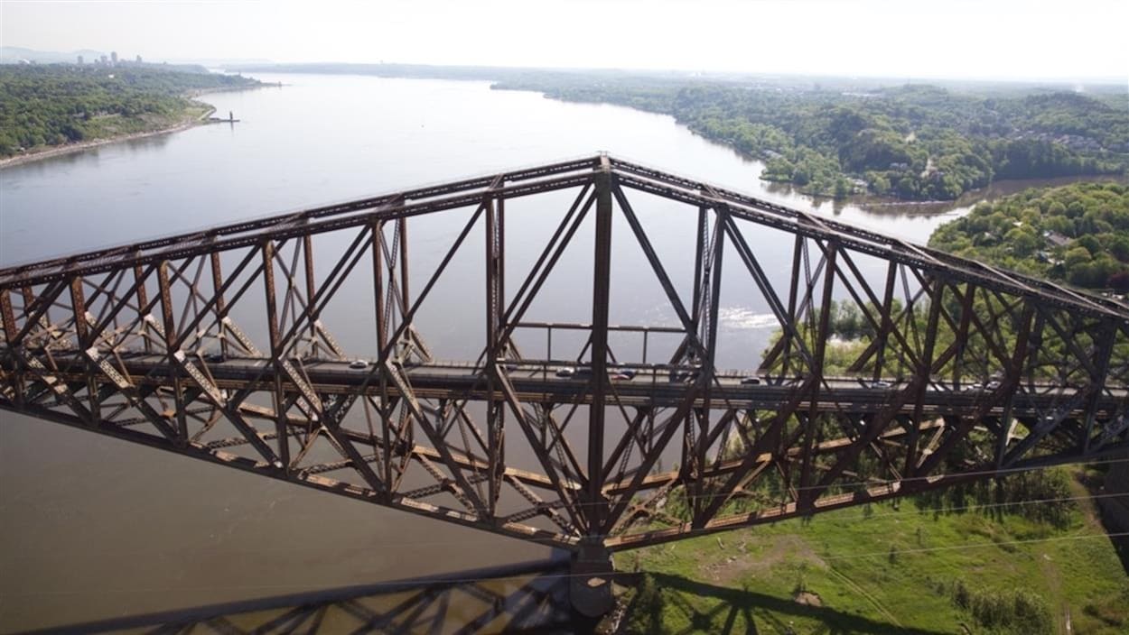 Le pont de Québec. Le pont de Québec.