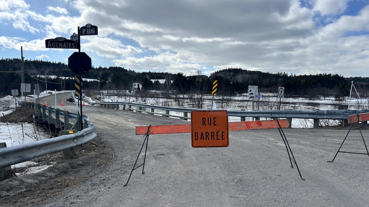 Pont fermé et avis d’évacuation à Saint-Ambroise en raison du niveau de la rivière