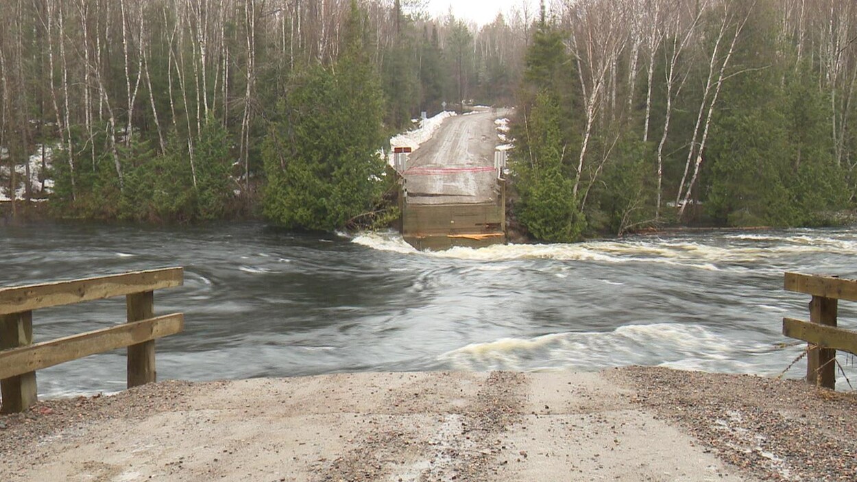Une rivière coule à grande vitesse là où passait auparavant un pont.
