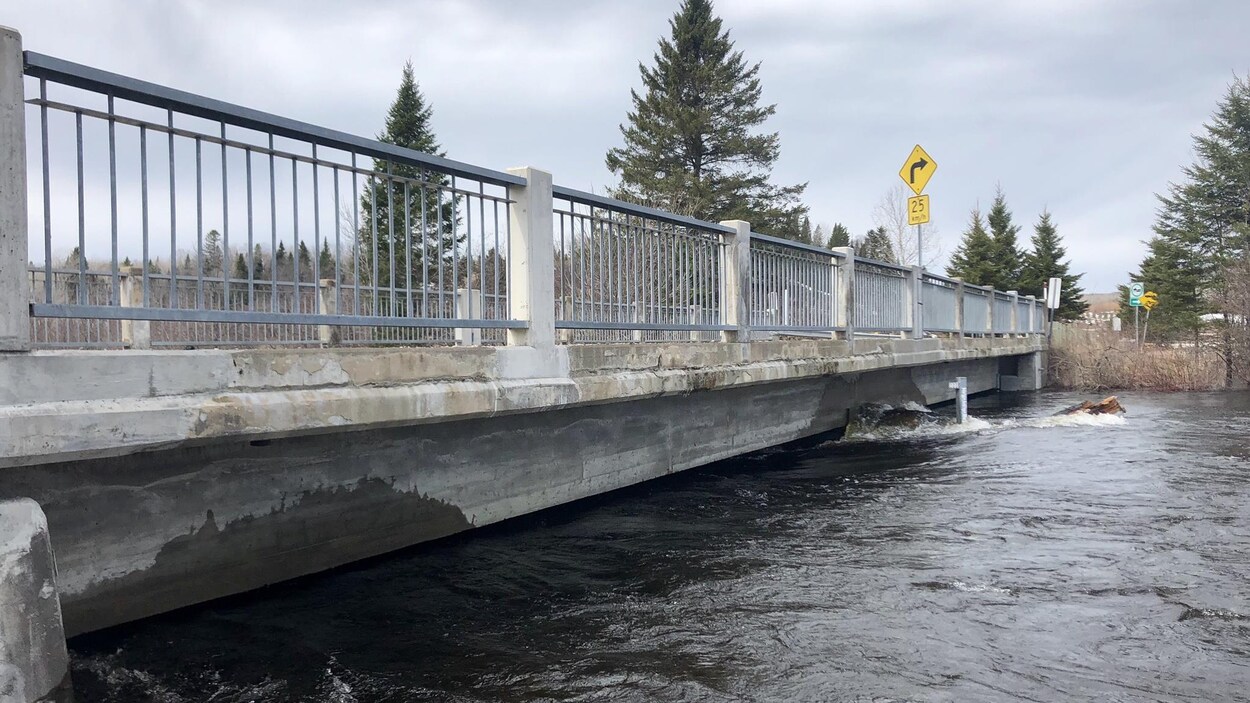 La rivière Mékinac passe quelques centimètres sous le pont du chemin de la Rivière, à Trois-Rives, à cause de la crue des eaux.