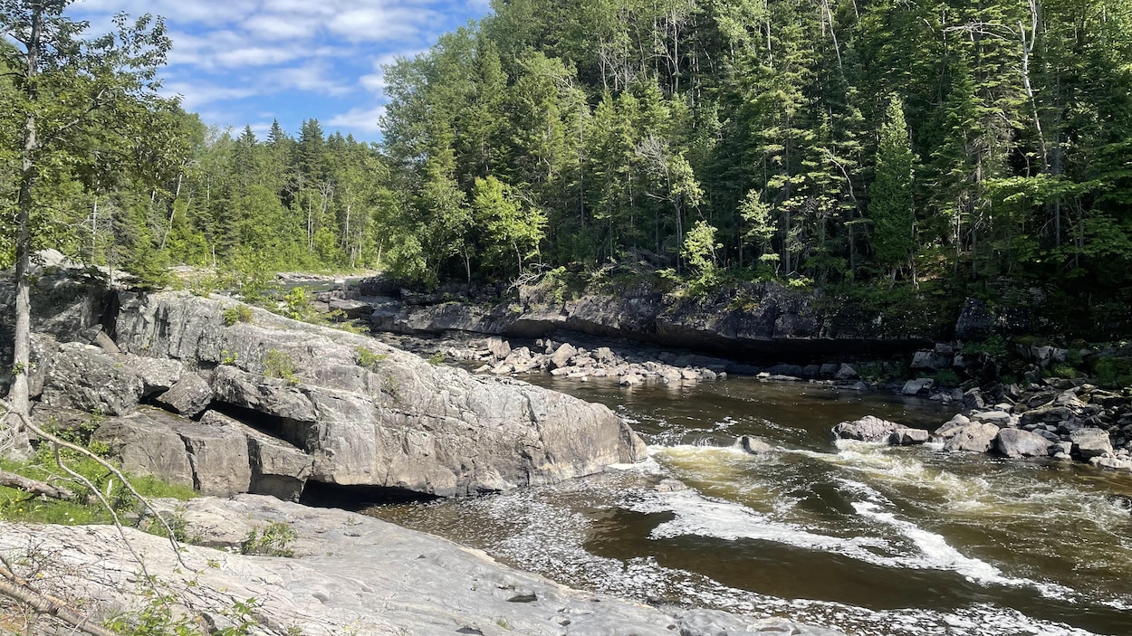 A20 plusieurs étapes avant de voir un pont construit sur la rivière