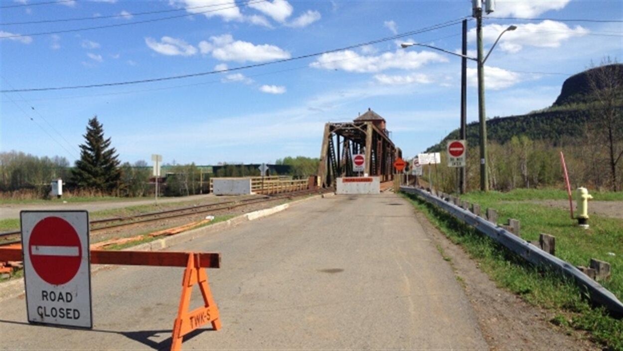 Un signe d'interdiction de passage devant le pont de la rue James à Thunder Bay.. Un signe d'interdiction de passage devant le pont de la rue James à Thunder Bay..