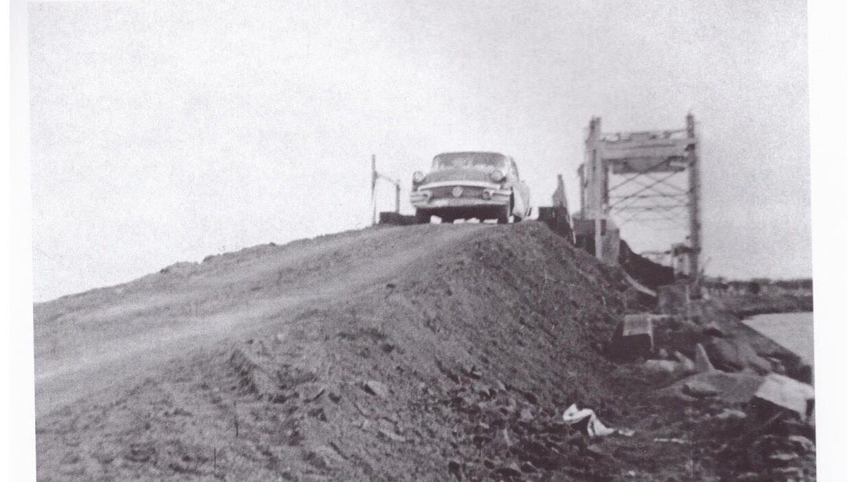 Le pont de Shippagan lors de son inauguration, en juin 1959. François Mazerolle, l'arrière-grand-père de Debbie Mallet, a été le premier à le traverser.