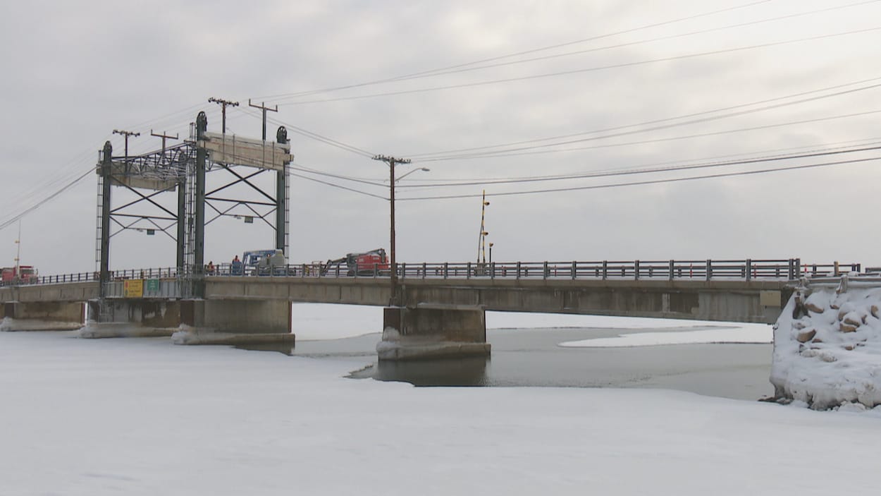 Le pont de Shippagan. La baie glacée. Des travaux sur une voie.