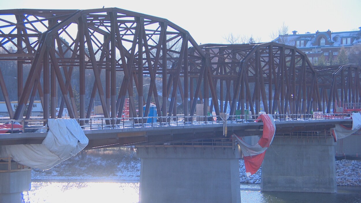Le pont en travaux surplombe la rivière Saskatchewan sud. Le pont en travaux surplombe la rivière Saskatchewan sud.