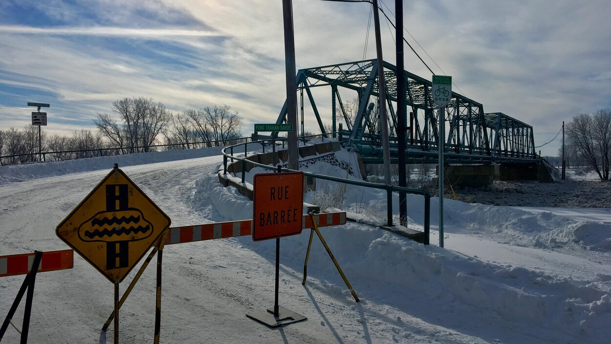 Des pancartes bloquent l'accès au pont Trahan, qui chevauche la rivière Bécancour. Des pancartes bloquent l'accès au pont Trahan, qui chevauche la rivière Bécancour.