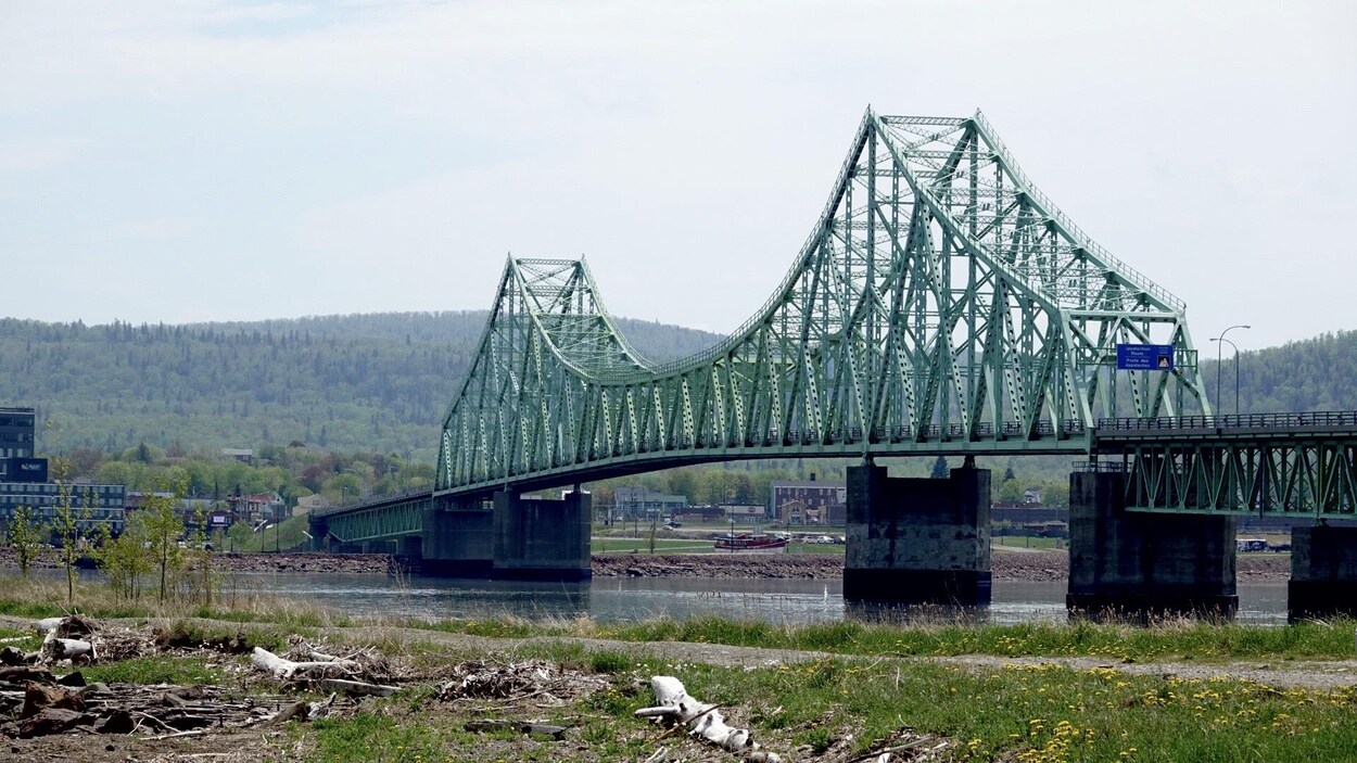 Pont avec le paysage du Nouveau-Brunswick de l'autre côté de la rivière Ristigouche.