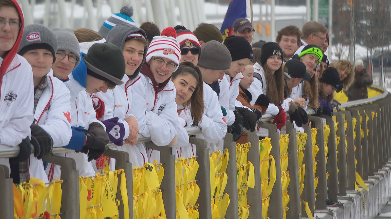 Des élèves sur le pont de Vimy à Ottawa devant des rubans jaunes.