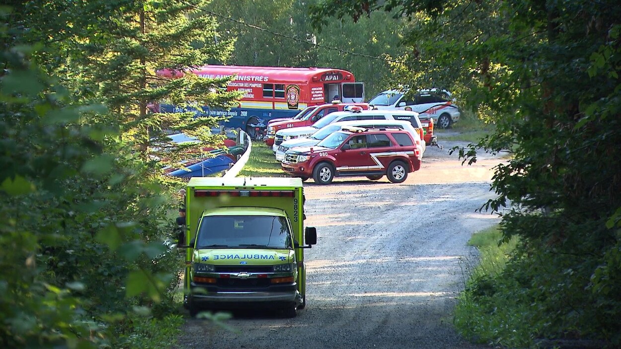 Plusieurs véhicules de secours près d'une plage privée du lac Pontbriand dans Lanaudière. Plusieurs véhicules de secours près d'une plage privée du lac Pontbriand dans Lanaudière.