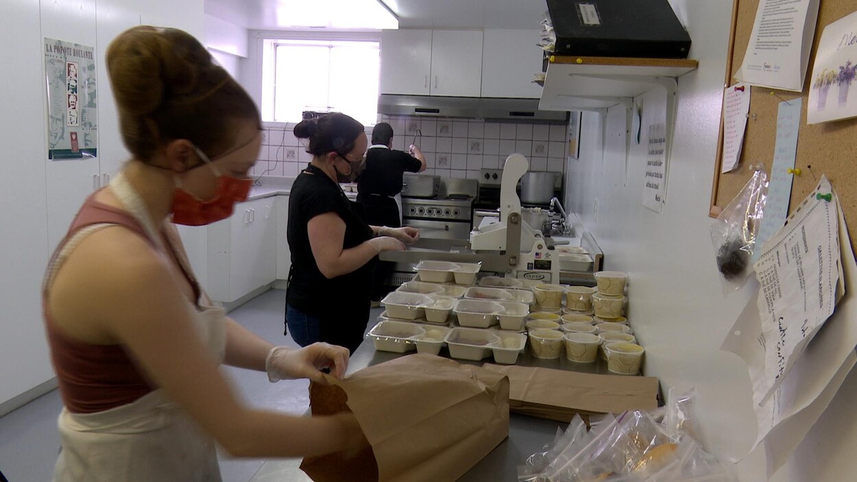 Des bénévoles préparent des plats dans la cuisine du centre d'action bénévole de Forestville.