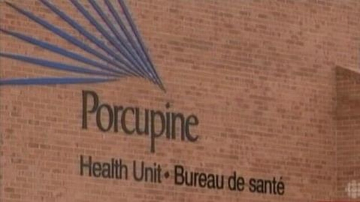 Affichedu bureau de santé Porcupine sur un mur de briques.