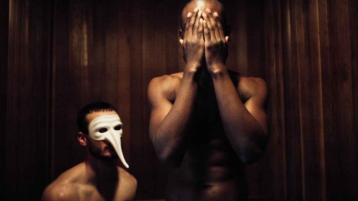 Deux hommes nus figurent sur une des affiches de promotion du porno « The Housesitter » de Socalled. Deux hommes nus figurent sur une des affiches de promotion du porno « The Housesitter » de Socalled.