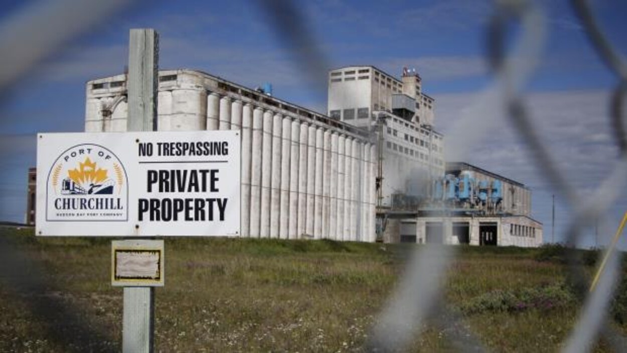 Le port de Churchill et une affiche de propriété privée.