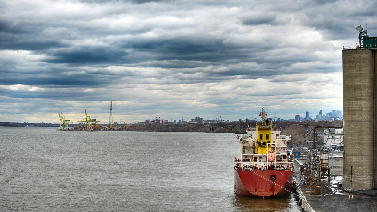 Un bateau accosté au port de Montréal.