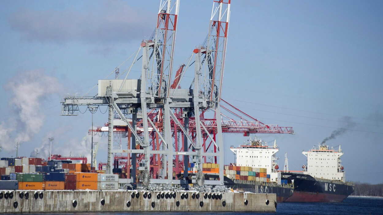 Un bateau rempli de conteneurs dans le port.