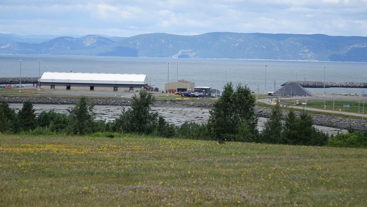 Le port de Cacouna s'avance dans le fleuve Saint-Laurent, face à la Côte-Nord.