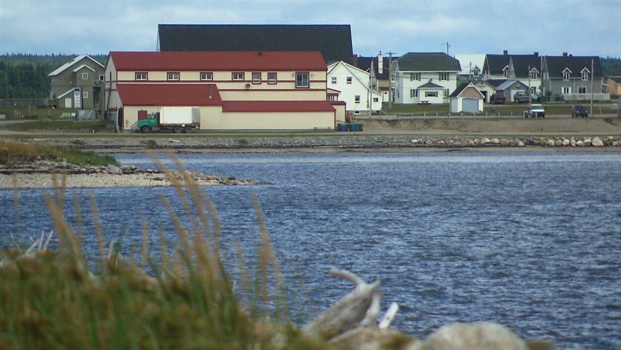 Village de Port-Menier. Le lien maritime permettrait de désenclaver l'île d'Anticosti. Village de Port-Menier. Le lien maritime permettrait de désenclaver l'île d'Anticosti.