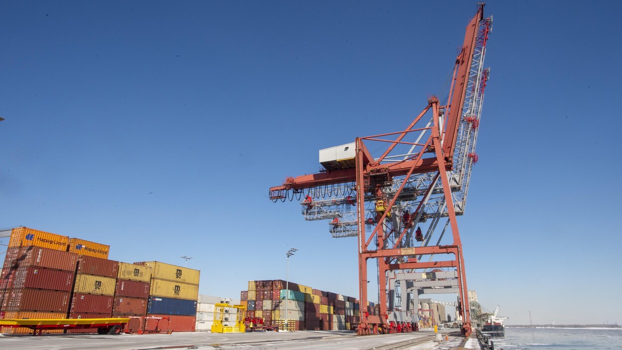 Des conteneurs empilés au port de Montréal.
