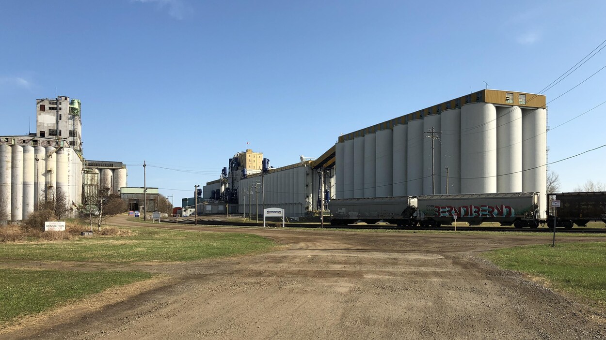 On voit au loin des élévateurs à grains.
